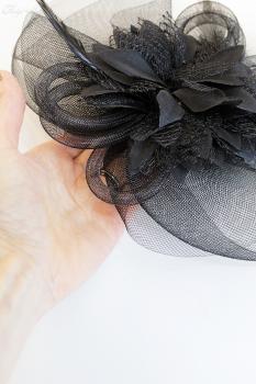 Gothic Haarschmuck „Dark Blossom“ mit Federn & Schleiernetz